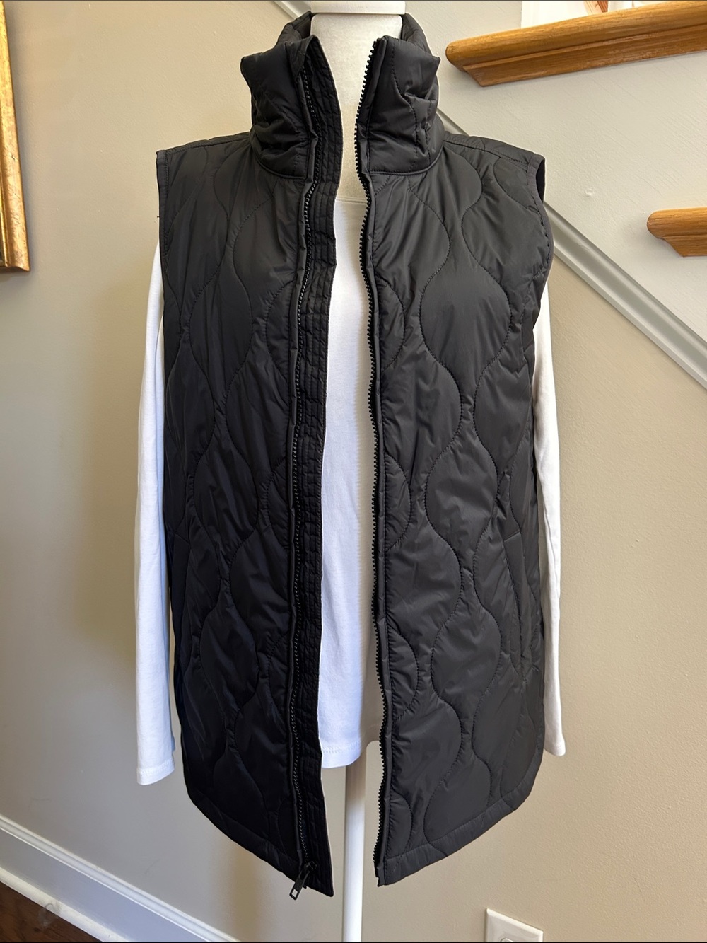 Gap Black Quilted Sleeveless Zip Front Puffer Vest. Like new. Size XS